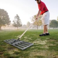 Levelawn with 76 cm head. 183 cm two-piece handle. Consists of 1x SG29311 and 1x SG29302. This levelawn distributes application materials. Removes stones from soil, breaks up small clods of sand or loam. Smoothes soil for easy planting. Available in two sizes (76 cm and 91 cm)