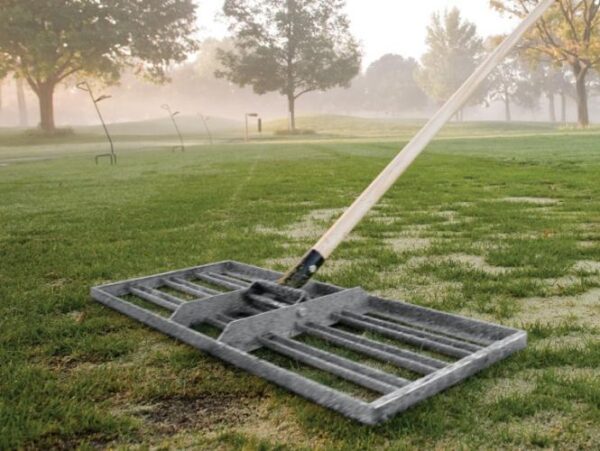 Levelawn with 91 cm head. 183 cm two-piece handle. Consists of 1x SG29311 and 1x SG29377. This levelawn distributes application materials. Removes stones from soil, breaks up small clods of sand or loam. Smoothes soil for easy planting. Available in two sizes (76 cm and 91 cm)